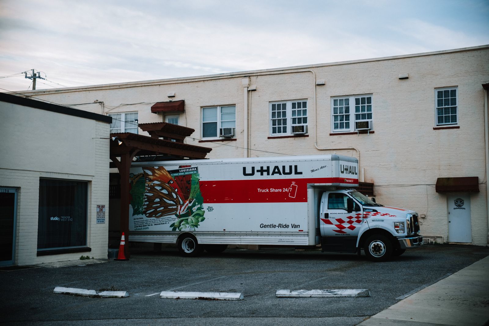 16 ft box truck, Isuzu NPR 16 ft or similar