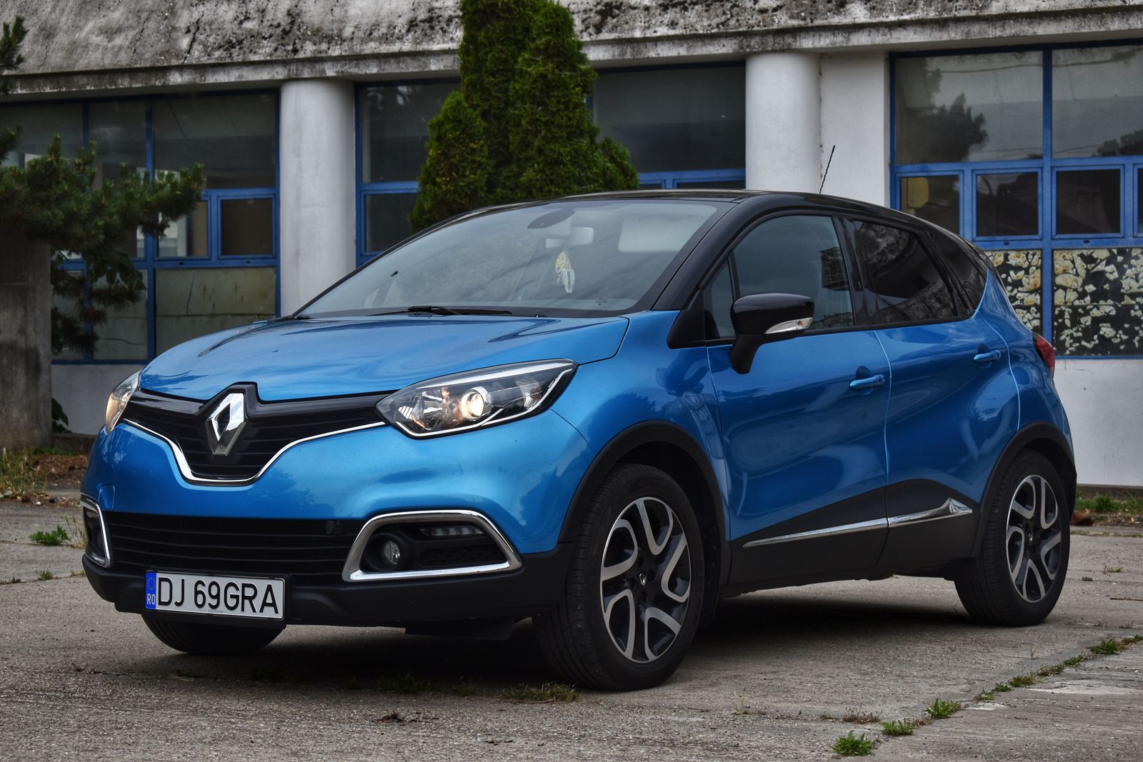 Compact SUV example photo 2